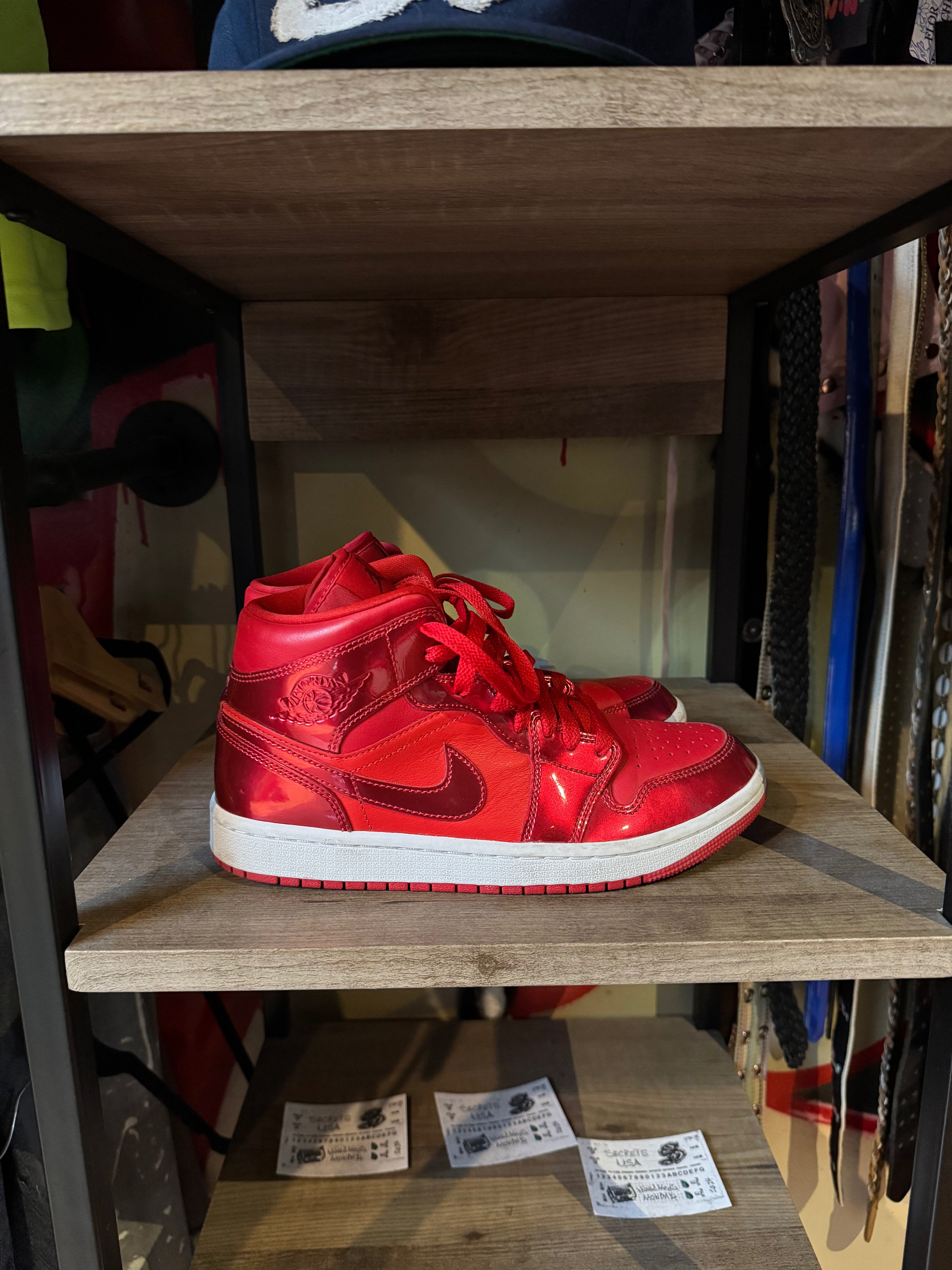 Air Jordan 1 Mid SE "University Red Pomegranate"